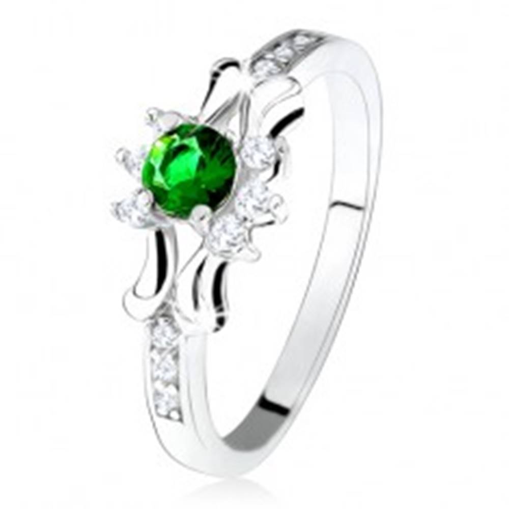 Šperky eshop Prsteň - striebro 925, zelený okrúhly zirkón, tri číre kamienky, ozdobené ramená - Veľkosť: 50 mm