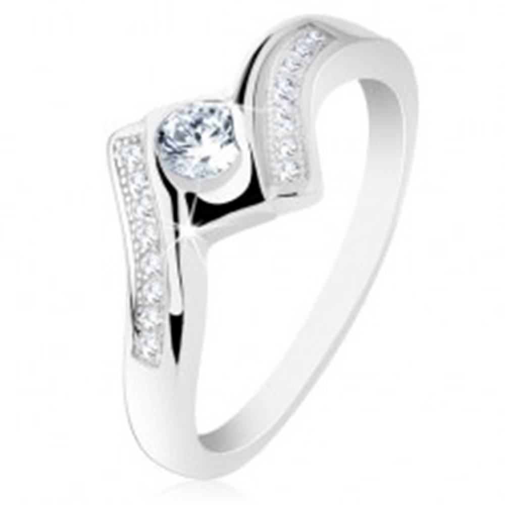 Šperky eshop Strieborný prsteň 925, širšie zatočené ramená, lesklý štvorec, číre zirkóniky - Veľkosť: 50 mm