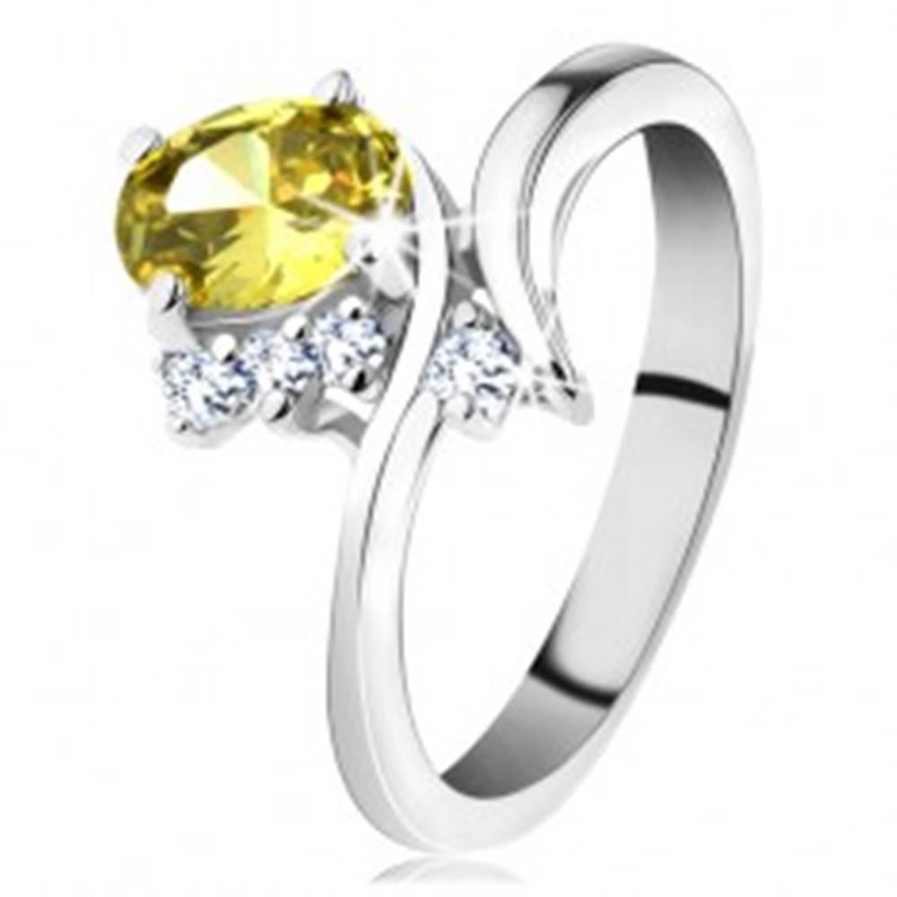 Šperky eshop Trblietavý prsteň v striebornom odtieni, oválny zirkón v žltej farbe - Veľkosť: 49 mm