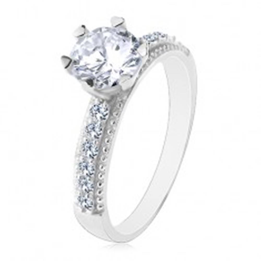 Šperky eshop Zásnubný prsteň, striebro 925, okrúhly číry zirkón, ramená so zirkónikmi a vrúbkami - Veľkosť: 49 mm