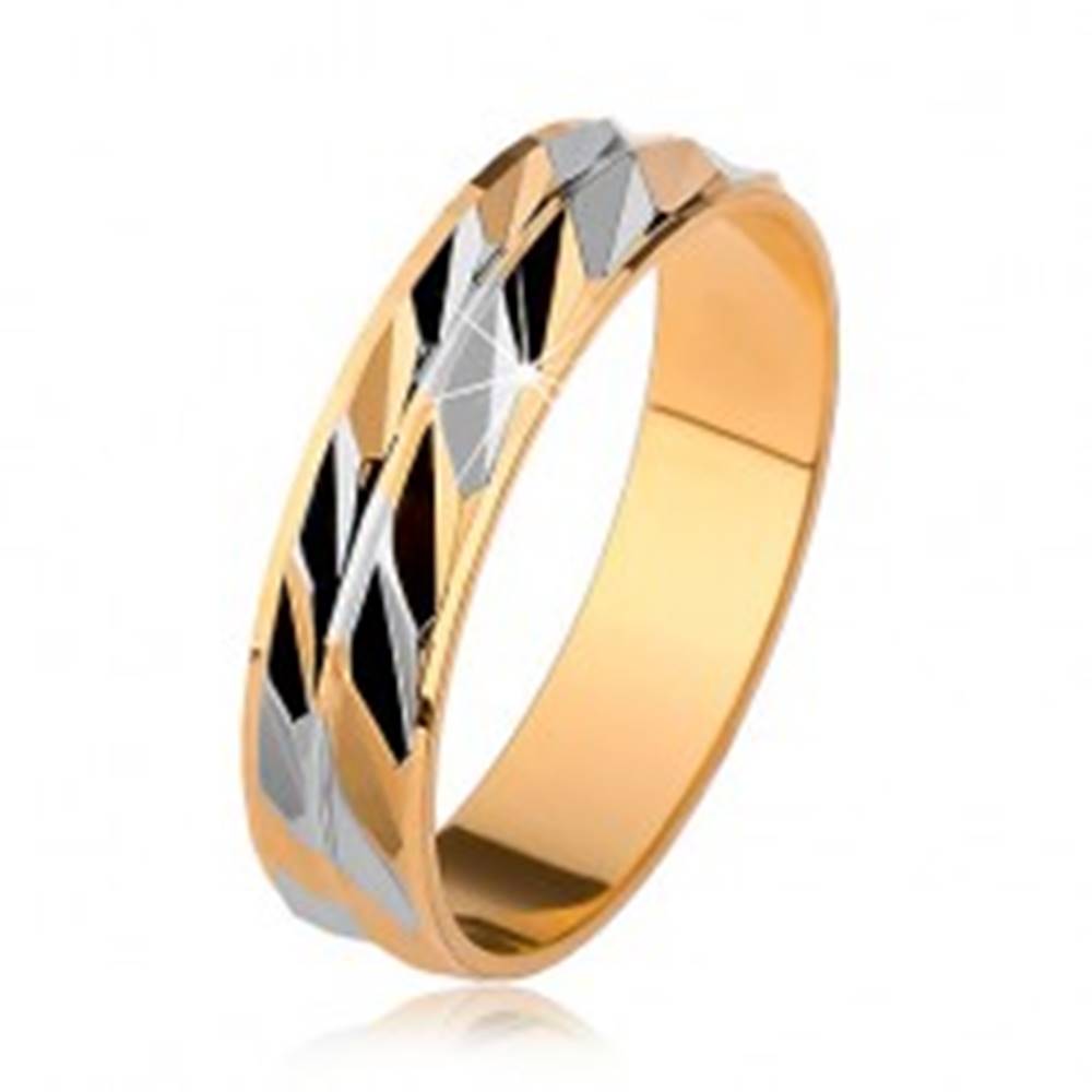 Šperky eshop Dvojfarebná ligotavá obrúčka so šikmými zárezmi, zlatá a strieborná farba - Veľkosť: 53 mm