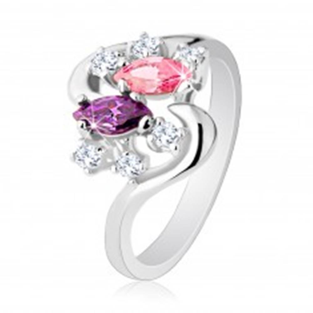 Šperky eshop Prsteň striebornej farby so zvlnenými ramenami, farebné a číre zirkóny - Veľkosť: 49 mm
