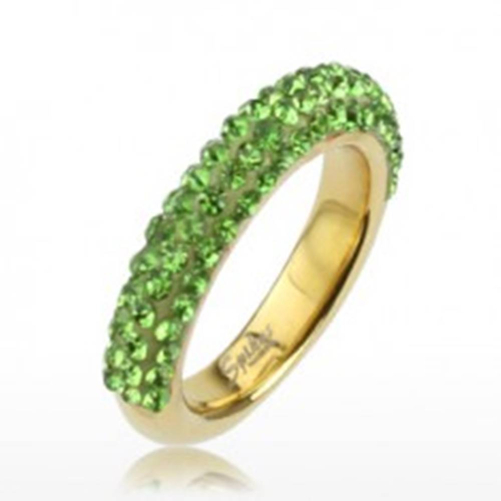 Šperky eshop Trblietavý prsteň zlatej farby z ocele, línie svetlozelených kamienkov - Veľkosť: 49 mm