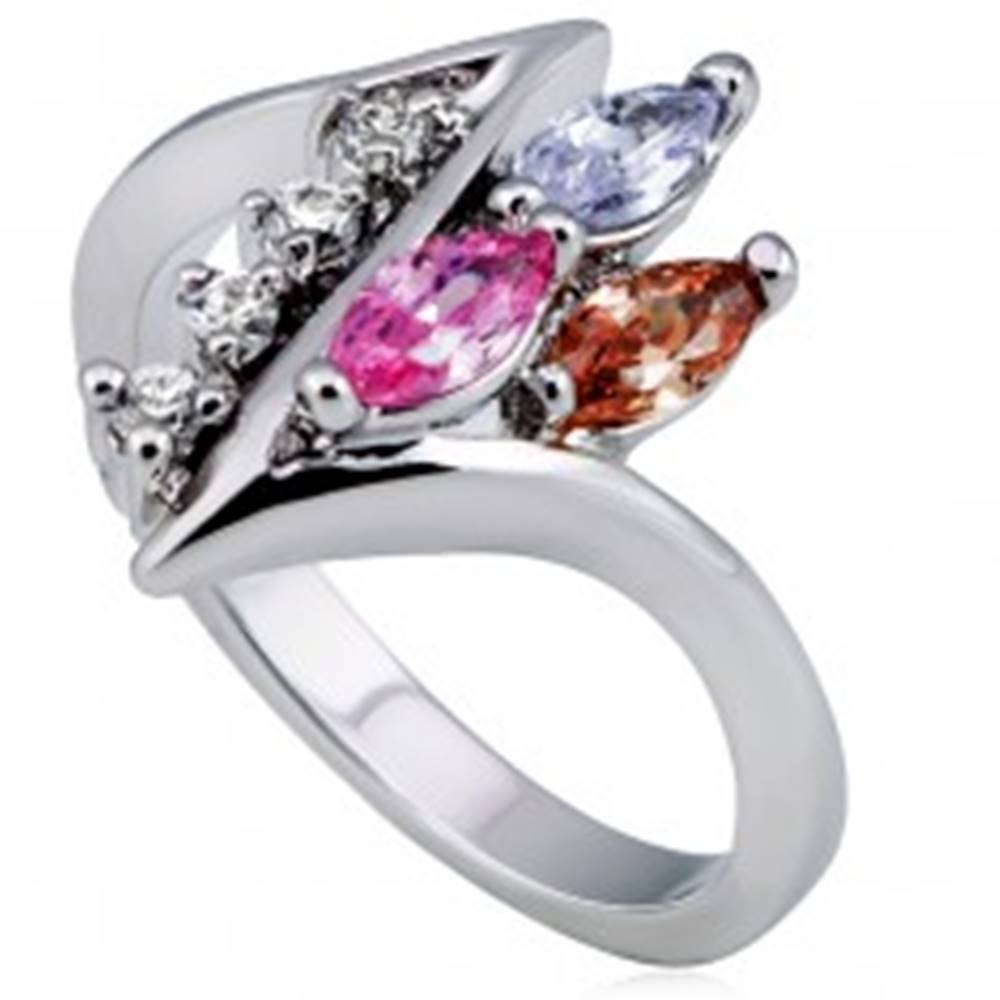 Šperky eshop Lesklý prsteň, ostrá zatočená línia s čírymi a farebnými zirkónmi - Veľkosť: 49 mm