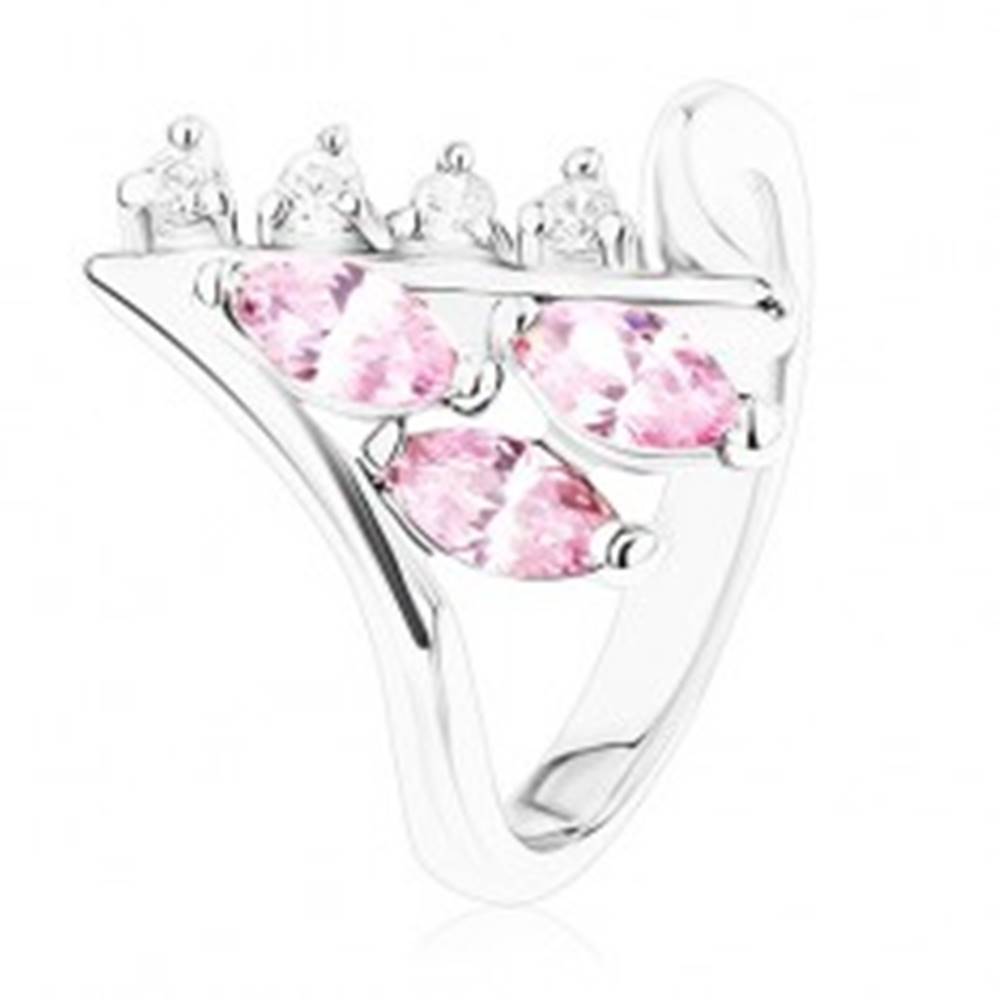 Šperky eshop Lesklý prsteň striebornej farby, zahnuté konce ramien, číre a ružové zirkóny - Veľkosť: 49 mm