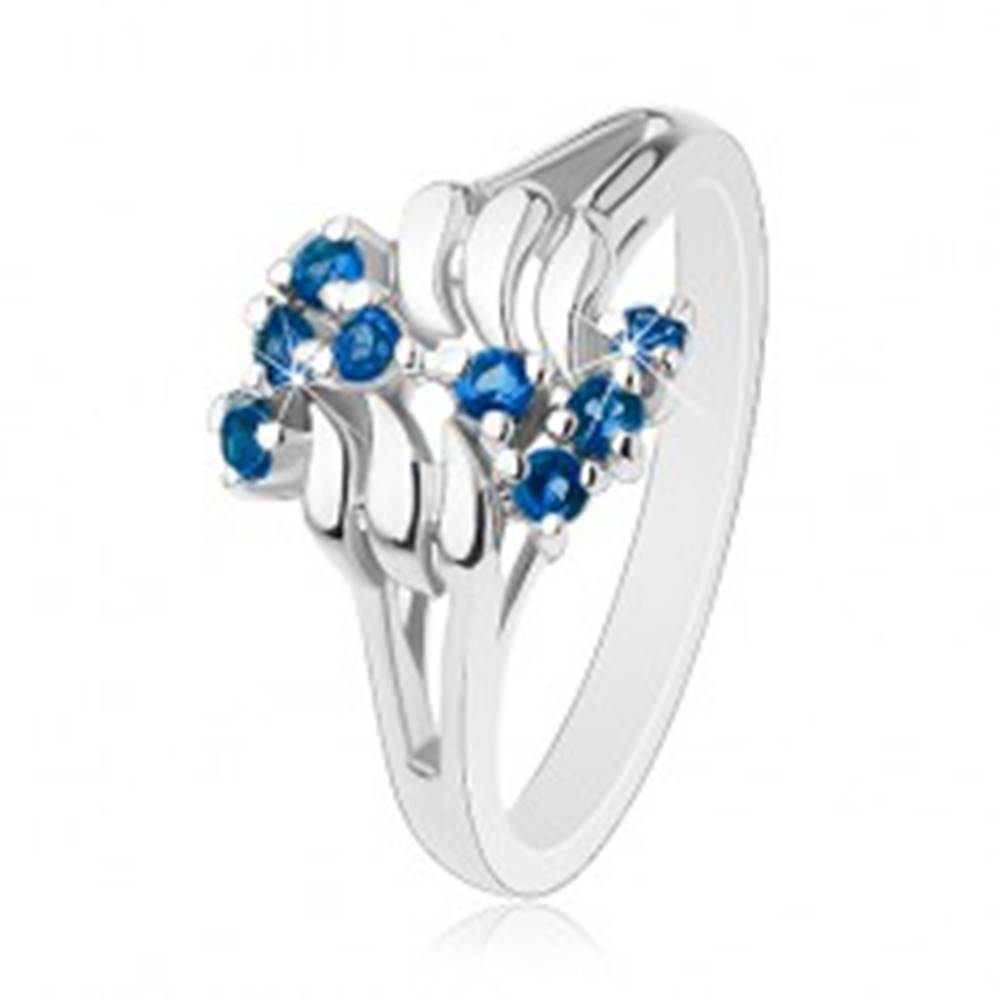 Šperky eshop Lesklý prsteň, strieborný odtieň, vlnky, okrúhle ligotavé zirkóny, cik-cak vzor - Veľkosť: 52 mm, Farba: Svetlomodrá