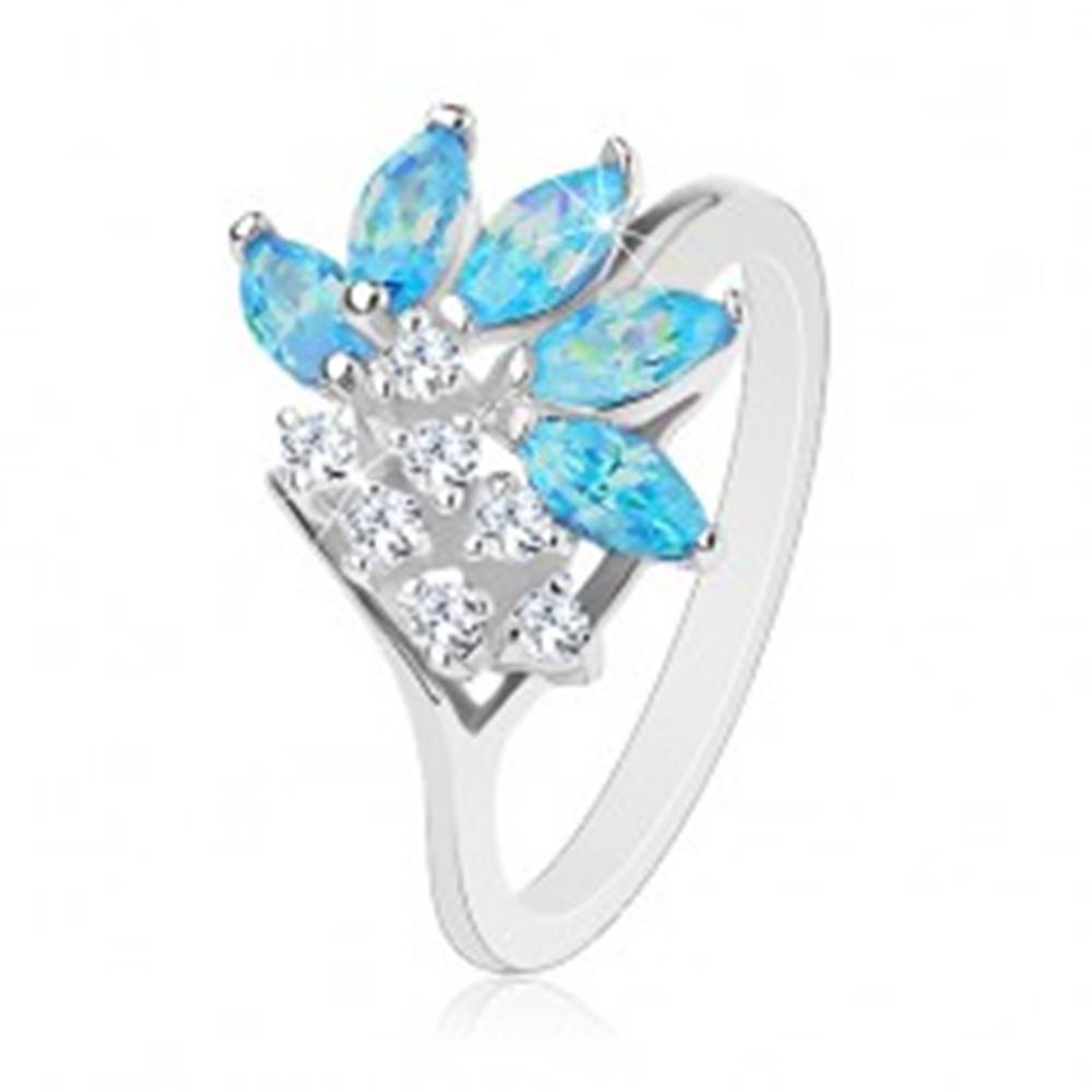 Šperky eshop Lesklý prsteň striebornej farby, číre zirkóny, zrnká v akvamarínovom odtieni - Veľkosť: 49 mm
