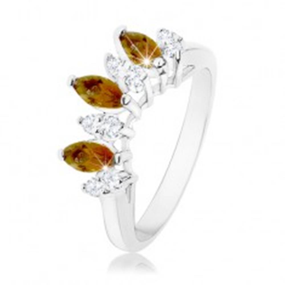 Šperky eshop Ligotavý prsteň striebornej farby, číre a hnedé zirkónové zrnká - Veľkosť: 51 mm