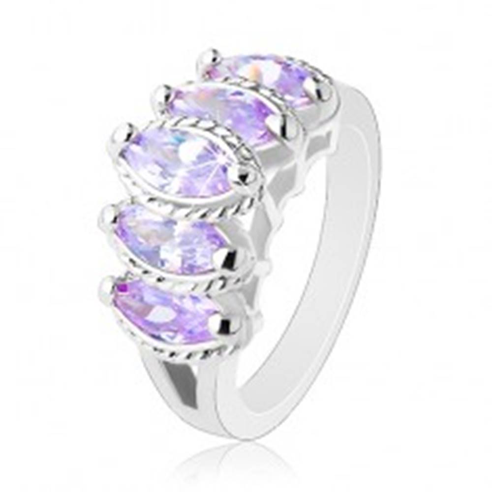 Šperky eshop Prsteň striebornej farby, vystupujúce brúsené zrnká fialovej farby, vrúbky - Veľkosť: 51 mm
