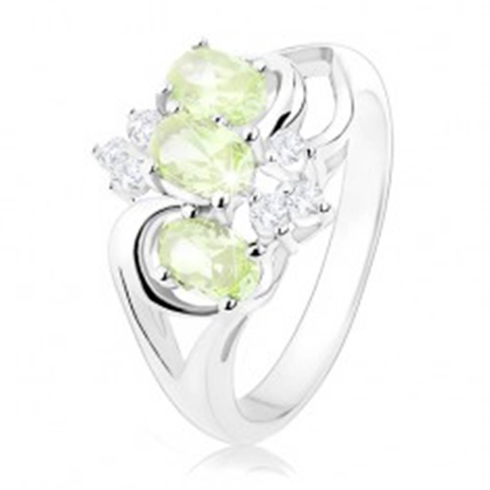 Šperky eshop Prsteň v striebornom odtieni, rozdelené ramená, zelené ovály, číre zirkóniky - Veľkosť: 48 mm
