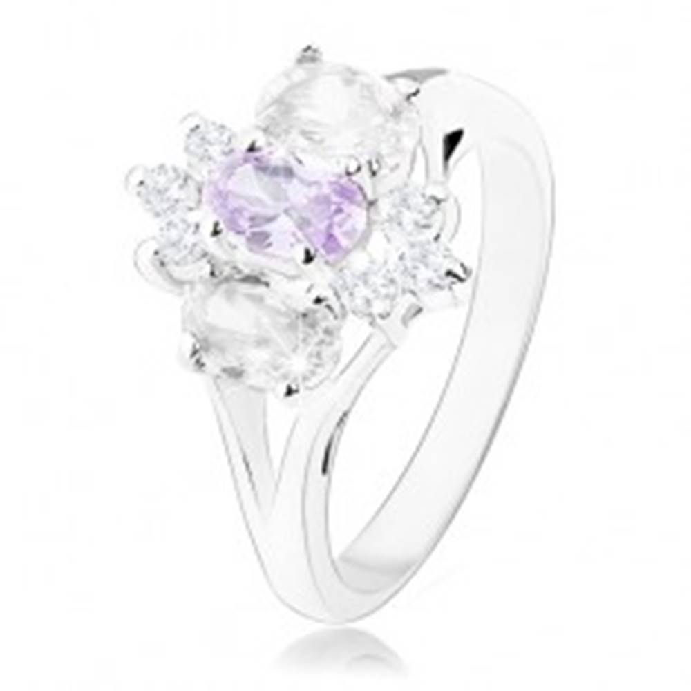 Šperky eshop Prsteň v striebornom odtieni s rozdelenými ramenami, fialovo-číry kvet - Veľkosť: 57 mm
