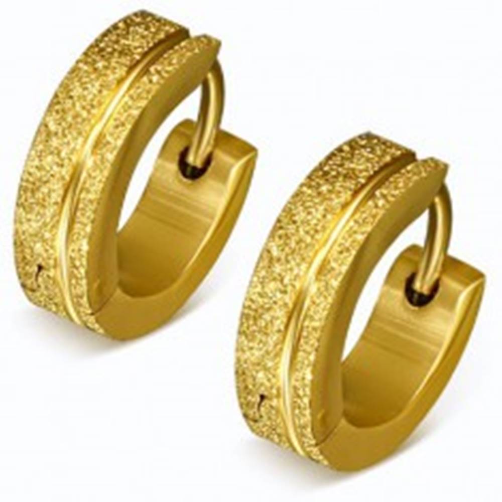 Šperky eshop Trblietavé oceľové náušnice v zlatej farbe, pieskované krúžky, pásik