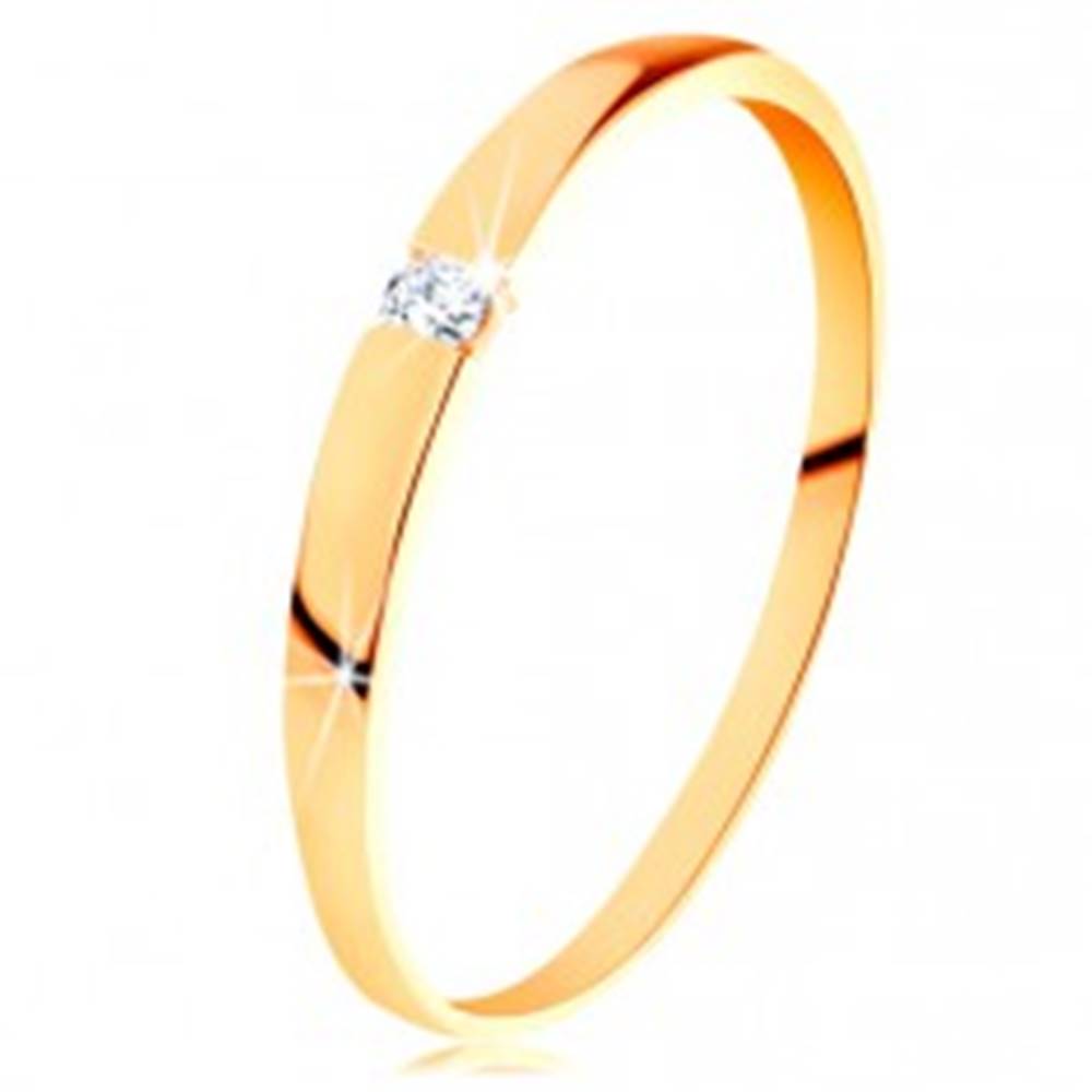 Šperky eshop Zlatý 14K prsteň - ligotavý zirkón čírej farby, hladké vypuklé ramená - Veľkosť: 49 mm