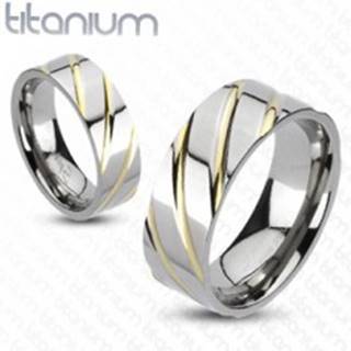 Titánový prsteň striebornej farby - prúžky v zlatej farbe - Veľkosť: 49 mm