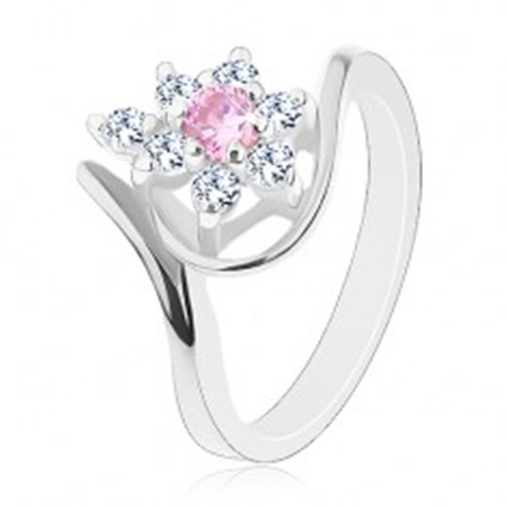 Šperky eshop Lesklý prsteň v striebornom odtieni, zahnuté ramená, ružovo-číry kvietok - Veľkosť: 49 mm