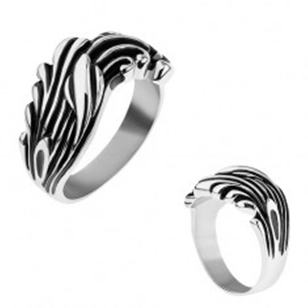 Šperky eshop Oceľový prsteň zdobený čiernou patinou, lesklé zvlnené línie - Veľkosť: 57 mm