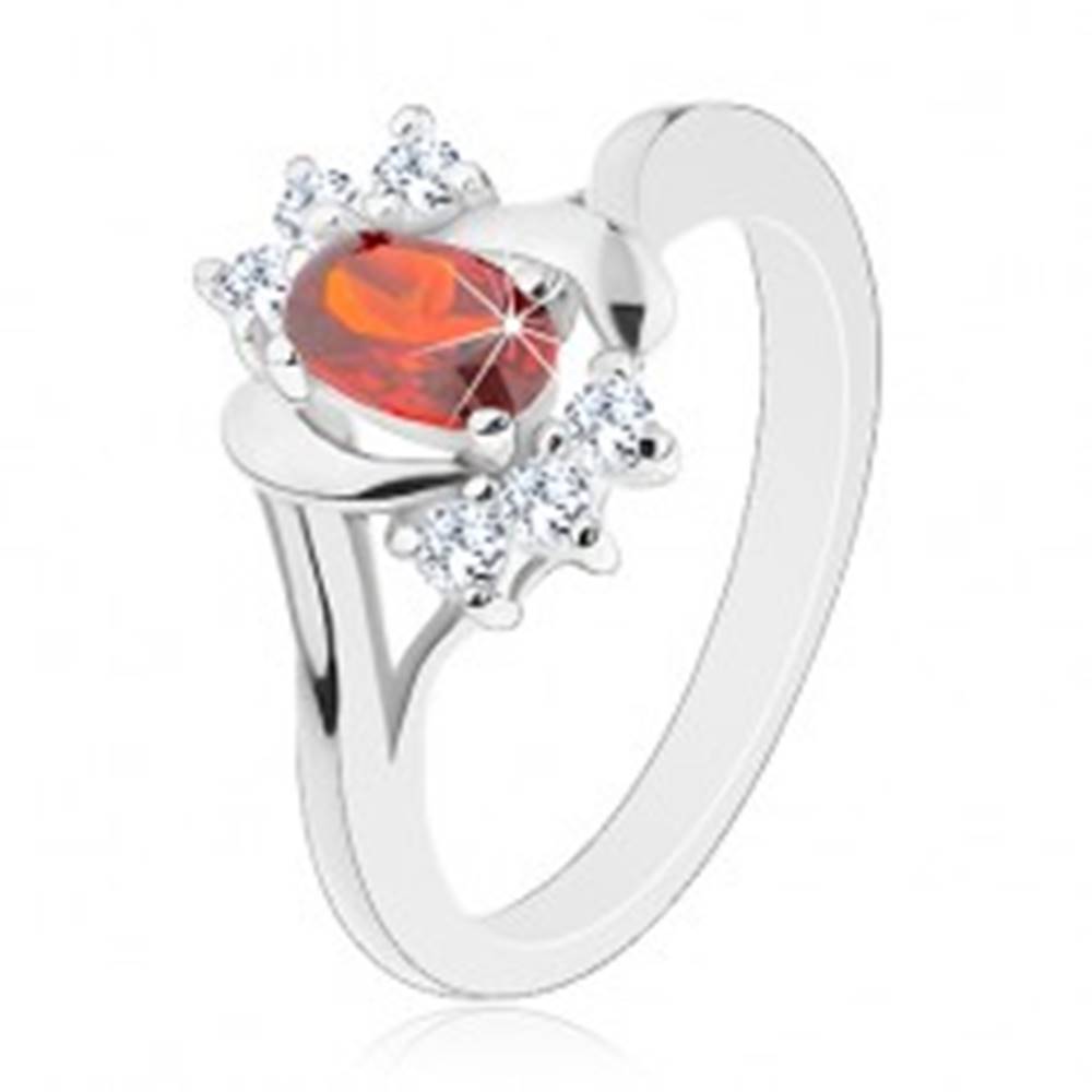 Šperky eshop Prsteň v striebornej farbe, červený zirkón, číre zirkóniky, lesklé oblúčiky - Veľkosť: 50 mm