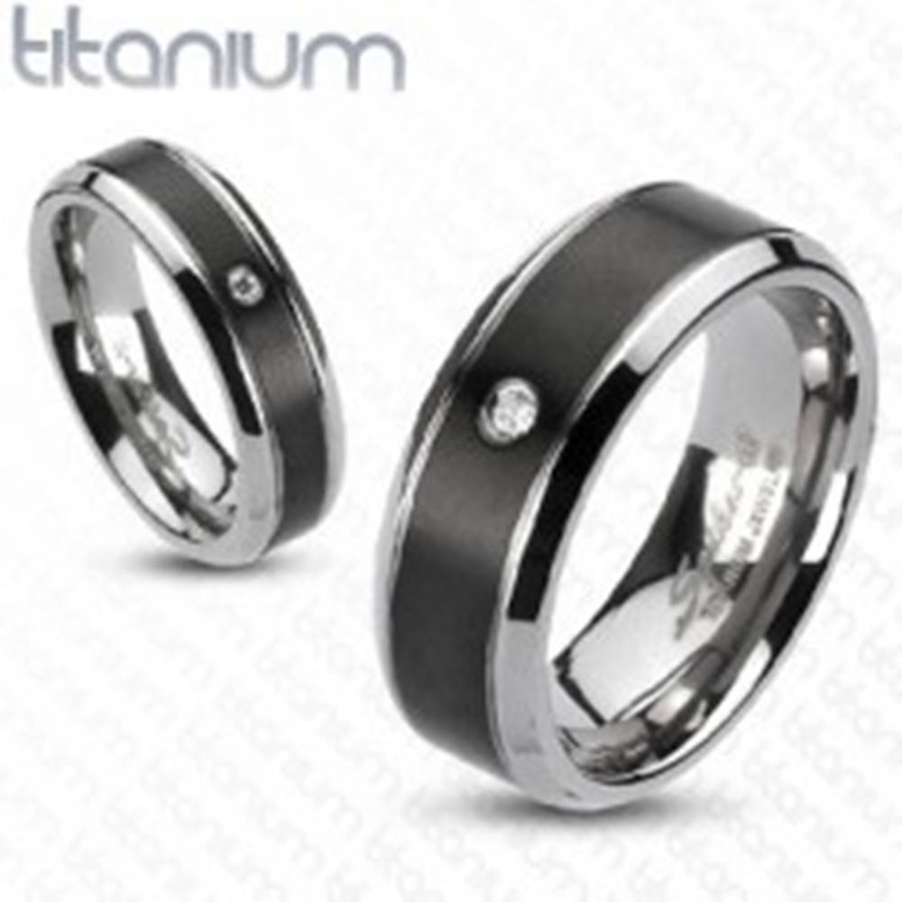 Šperky eshop Titánový prsteň - čierny pás so zirkónom - Veľkosť: 49 mm