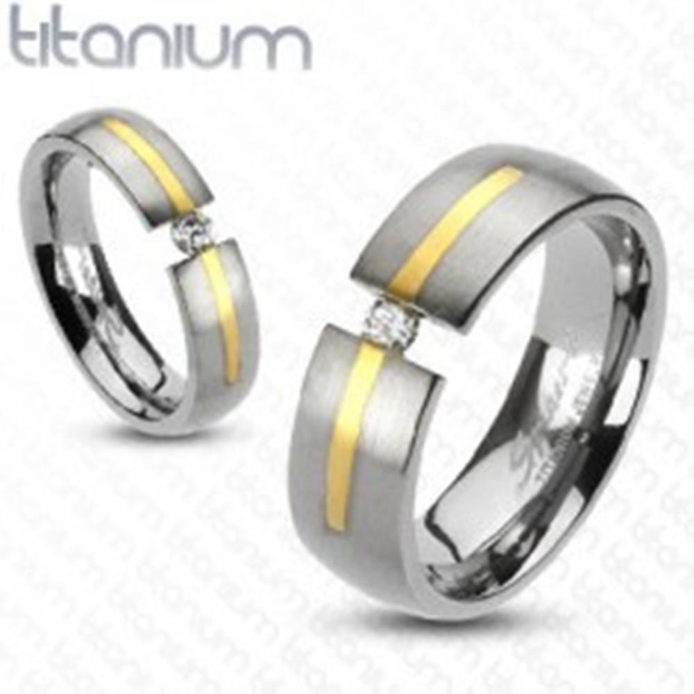 Šperky eshop Titánový prsteň striebornej farby - prúžok zlatej farby, zirkón - Veľkosť: 49 mm