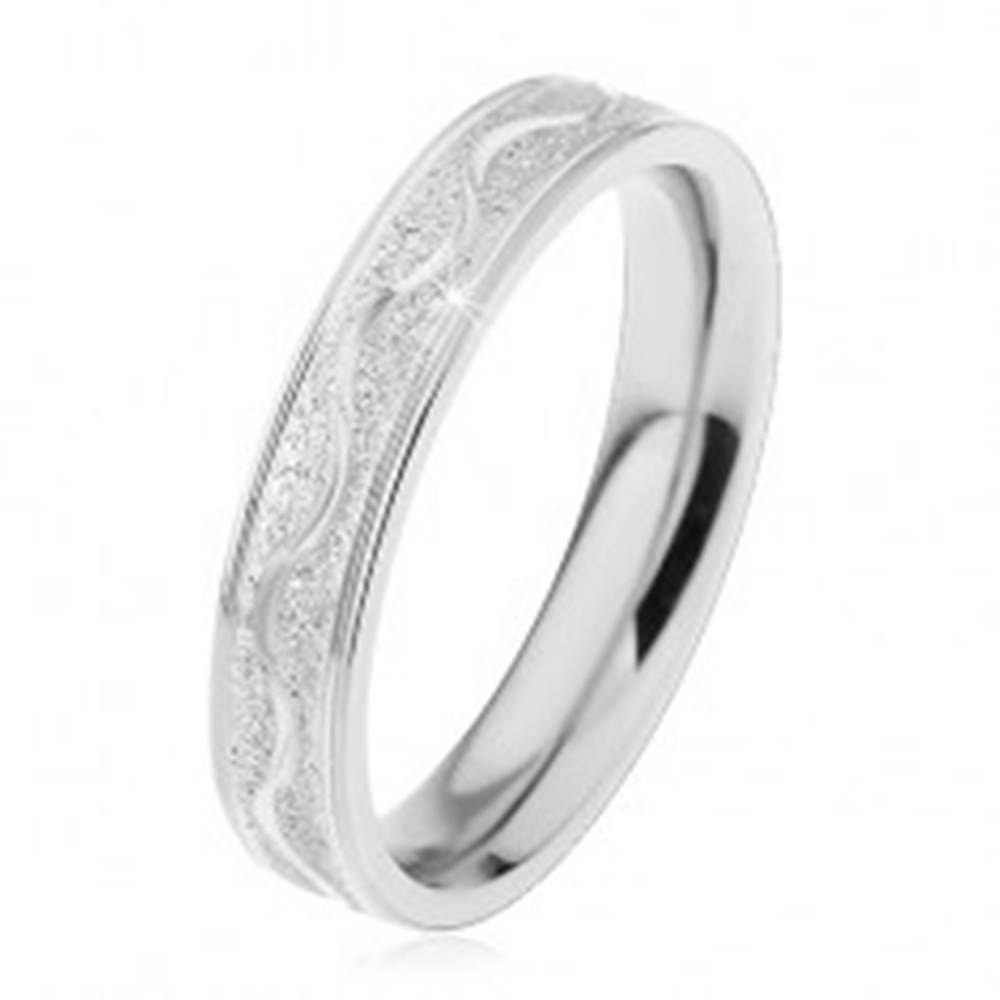 Šperky eshop Oceľový prsteň striebornej farby, pieskovaný pás s lesklou vlnkou, 4 mm - Veľkosť: 49 mm