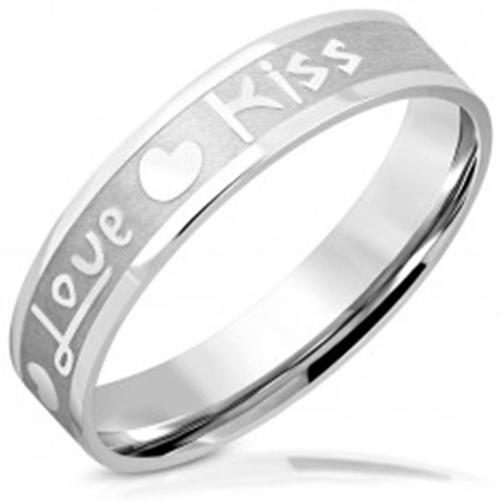 Šperky eshop Obrúčka z ocele - matný pás s lesklými hranami, nápis "Love" a "Kiss", srdiečka, 5 mm - Veľkosť: 46 mm