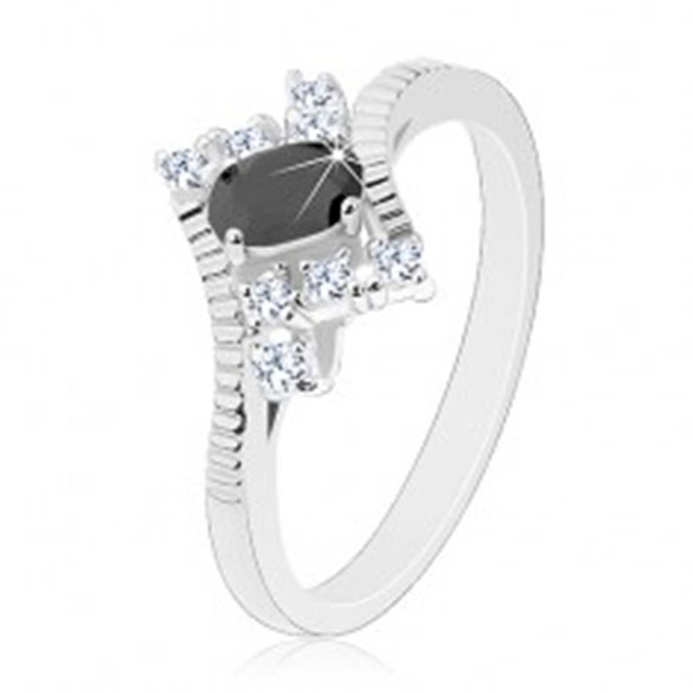 Šperky eshop Ligotavý prsteň v striebornej farbe, brúsený čierny ovál, číre zirkóny - Veľkosť: 52 mm