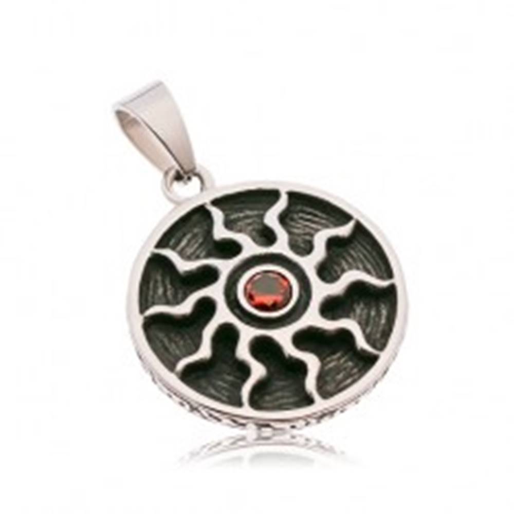Šperky eshop Okrúhly patinovaný prívesok z ocele 316L, symbol slnka s červeným zirkónom