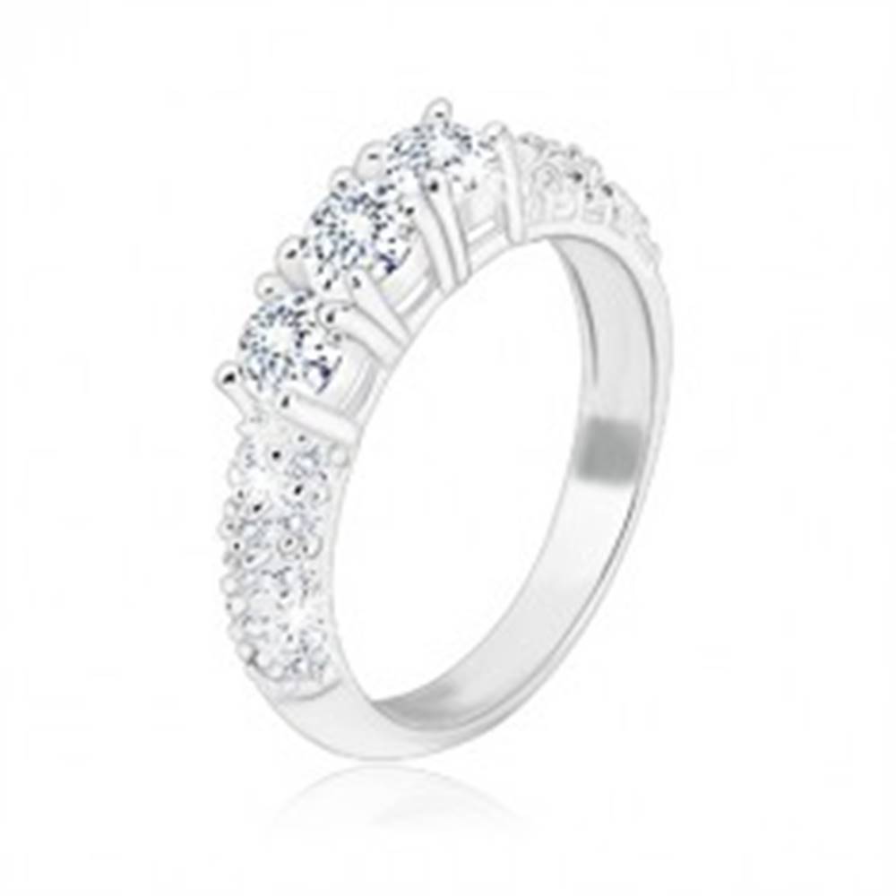 Šperky eshop Zásnubný prsteň zo striebra 925 - tri trblietavé zirkóny, menšie zirkóniky na ramenách - Veľkosť: 49 mm