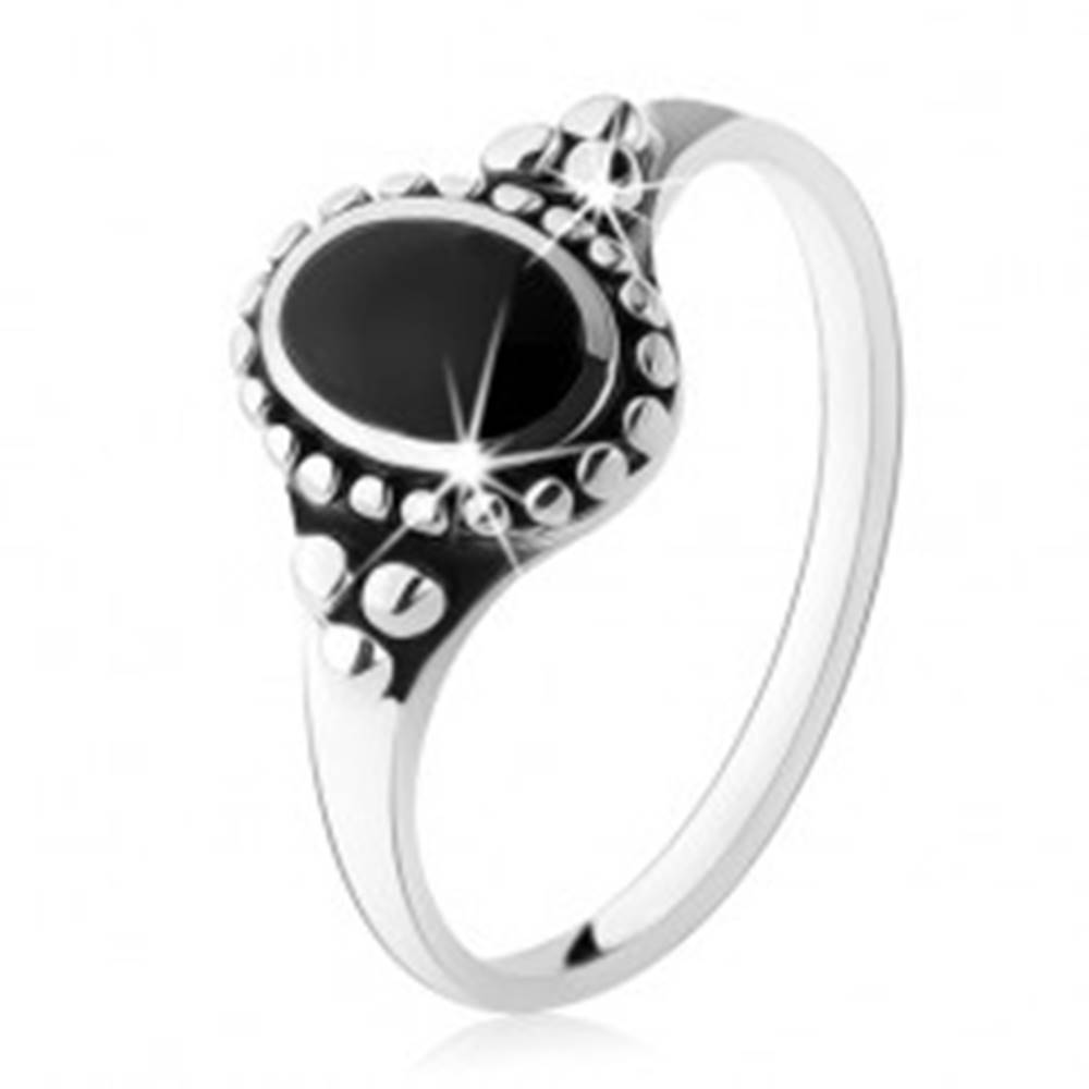 Šperky eshop Patinovaný prsteň zo striebra 925, čierny ónyxový ovál, guličky, vysoký lesk - Veľkosť: 49 mm