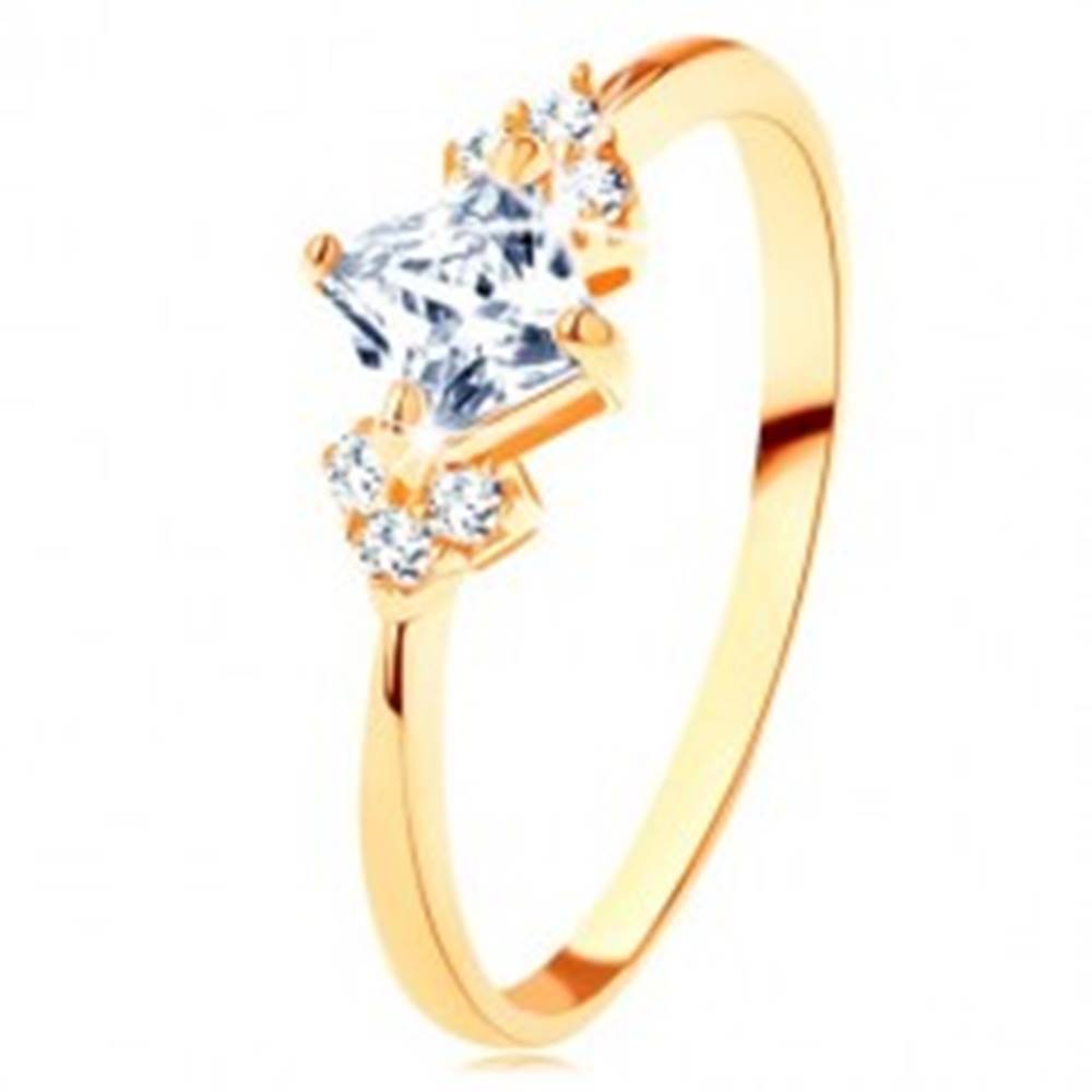 Šperky eshop Ligotavý zlatý prsteň 375 - číry zirkónový štvorček, číre zirkóniky po stranách - Veľkosť: 49 mm