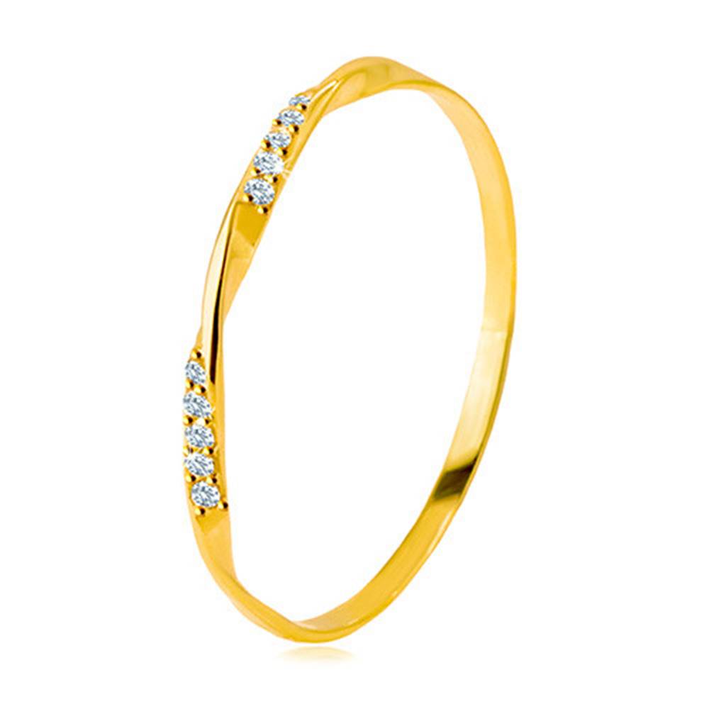 Šperky eshop Zlatý 585 prsteň - hladká zvlnená línia zdobená ligotavými zirkónikmi v čírom odtieni - Veľkosť: 49 mm