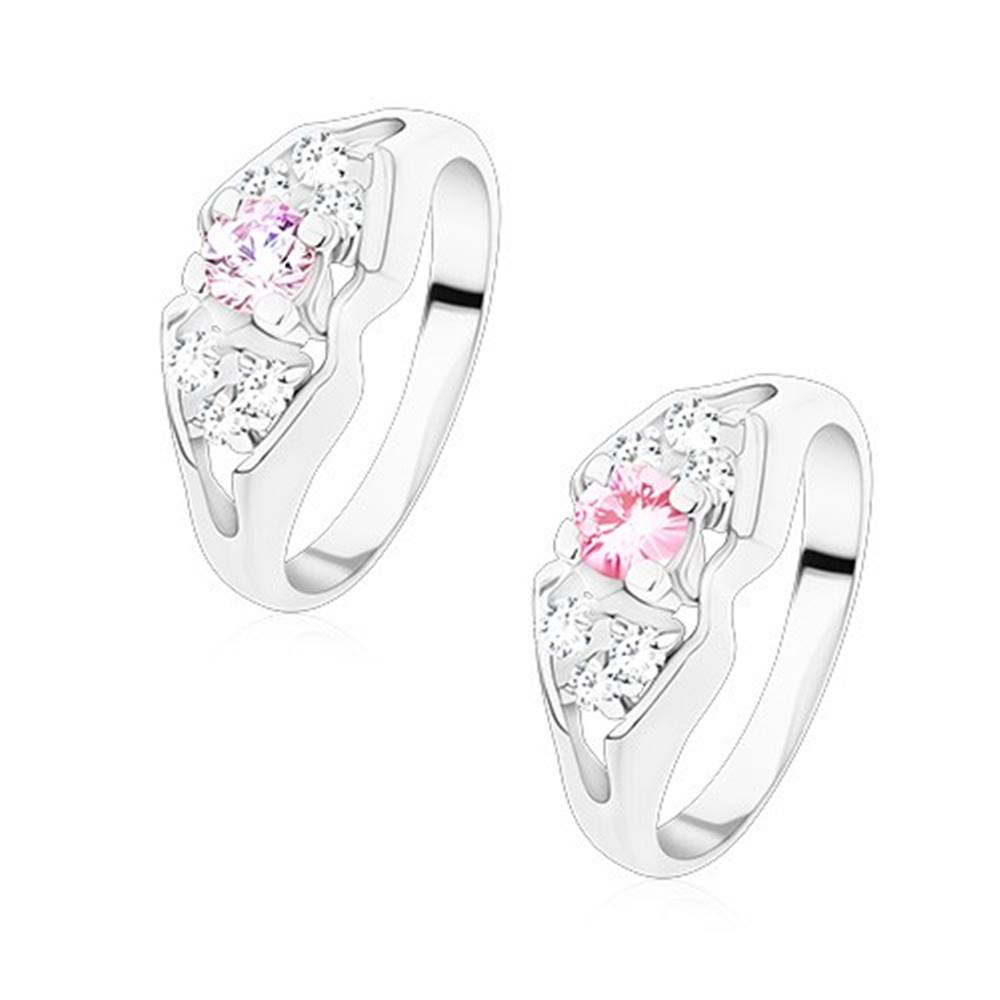 Šperky eshop Ligotavý prsteň v striebornej farbe, rozdelené ramená, mašlička s farebným stredom - Veľkosť: 49 mm, Farba: Ružová
