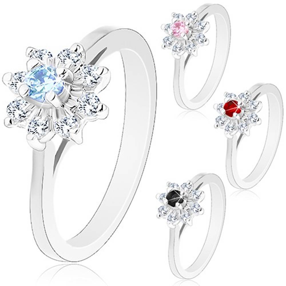 Šperky eshop Trblietavý prsteň so strieborným odtieňom, zúžené ramená, zirkónový kvietok - Veľkosť: 49 mm, Farba: Svetlomodrá